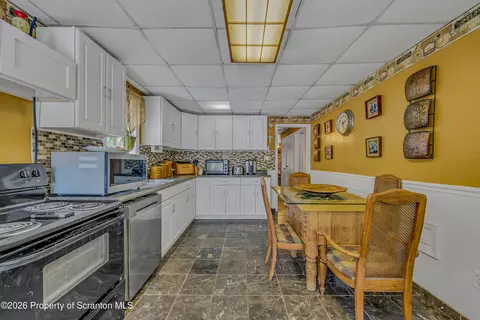 Kitchen - 1114 Springbrook Ave, Moosic, PA 18507 photo 3 of 5