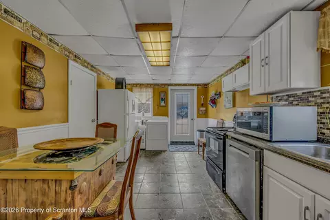 Kitchen - 1114 Springbrook Ave, Moosic, PA 18507 photo 4 of 5
