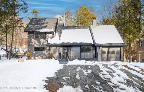 1062 Red Hawk Dr, Lake Ariel, PA 18436