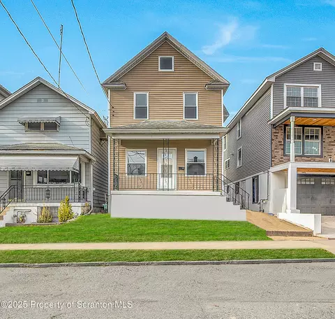 1061 Carmalt St, Dickson City, PA 18519