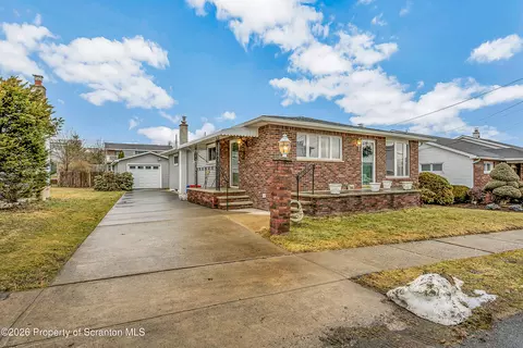 906 Sampson St, Taylor, PA 18517