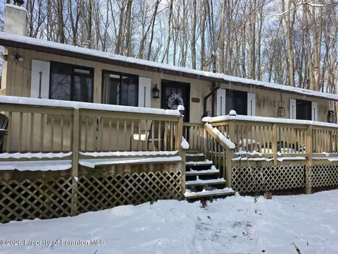 77 N Lehigh River Dr, Gouldsboro, PA 18424