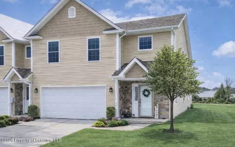 233 Shadow Wood Cir, Archbald, PA 18403