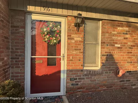 96 Abington Gardens Dr, South Abington Twp, PA 18411