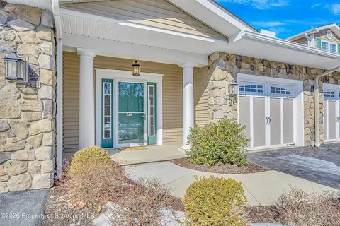 42 Wyndham Rd, South Abington, PA 18411