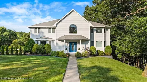 28 Ridgeview Dr, Scranton, PA 18504