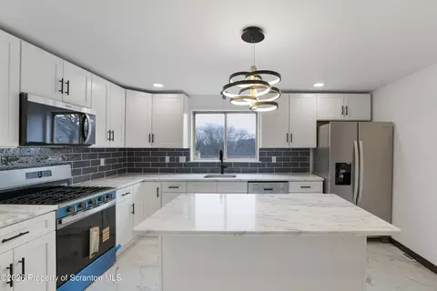615 Oak Ln, Clarks Summit, PA 18411