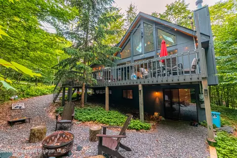 91 Mountainside Dr, Gouldsboro, PA 18424