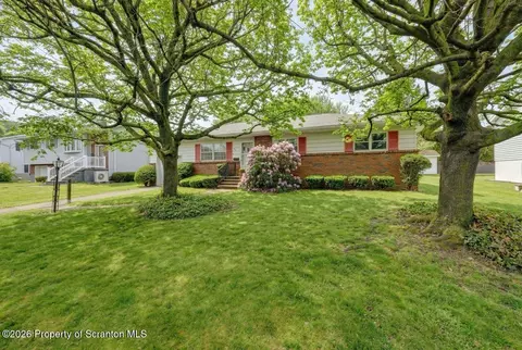 730 Sunset Dr, Dickson City, PA 18519