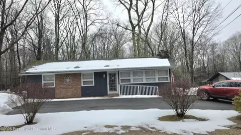 7113 Spruce Ln, Cresco, PA 18326
