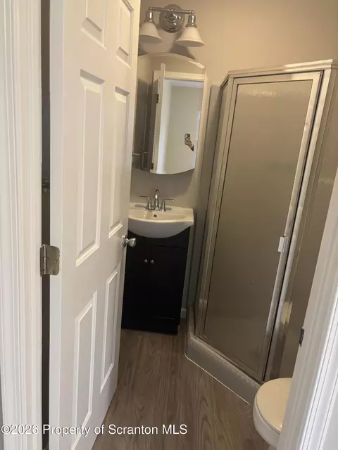 Bath - 6 Bald Mountain Rd, Scranton, PA 18504 photo 2 of 3