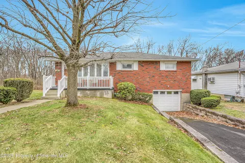 124 Bengar Dr, Scranton, PA 18505