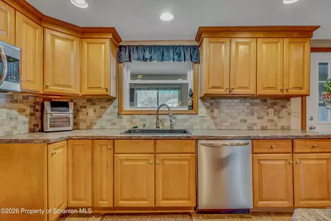 Kitchen - 1061 Springbrook Ave, Moosic, PA 18507 photo 3 of 5