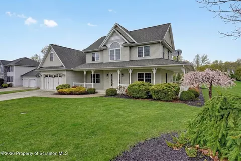 212 White Oak Dr, Olyphant, PA 18447