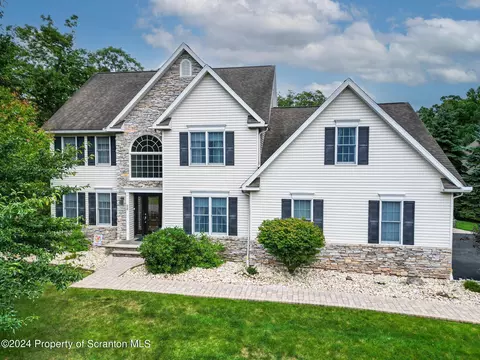 28 Harley Dr, Mountain Top, PA 18707