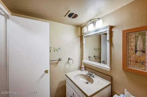 Bath - 1102 Summit Pointe, Scranton, PA 18508 photo 5 of 5