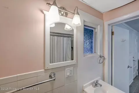 Bath - 641 Elm St, Scranton, PA 18505 photo 5 of 5