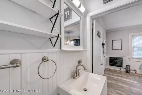 Bath - 641 Elm St, Scranton, PA 18505 photo 3 of 5