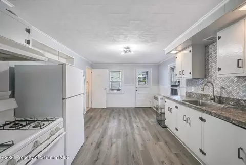 Entry Way - 641 Elm St, Scranton, PA 18505 photo 11 of 13