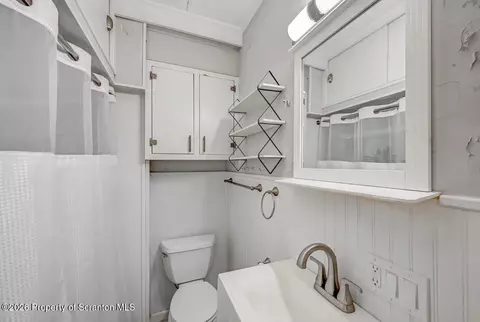 Bath - 641 Elm St, Scranton, PA 18505 photo 2 of 5