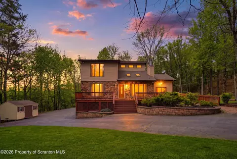 102 Larch Ln, Greentown, PA 18426