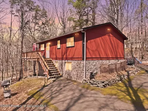 150 Tanglewood Dr, Greentown, PA 18426