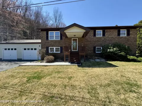40 Hilltop Dr, Scott Twp, PA 18447