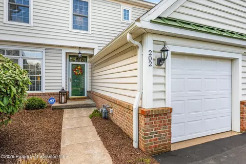 202 Thackeray Close, Moosic, PA 18507