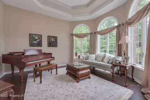 14 Kipling Dr, Moosic, PA 18507 photo 3