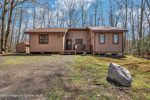 18 Oak Ln, Lake Ariel, PA 18436