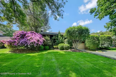 12 Lakeside Dr, South Abington, PA 18411