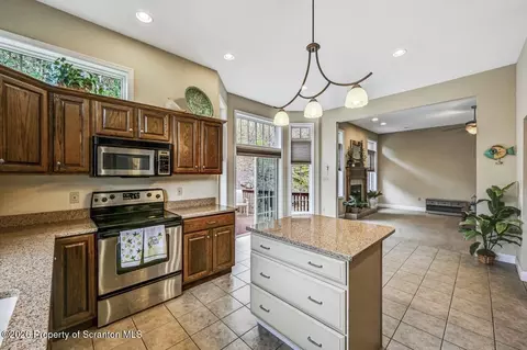 Kitchen - 102 Ryan Dr, Moosic, PA 18507 photo 6 of 7