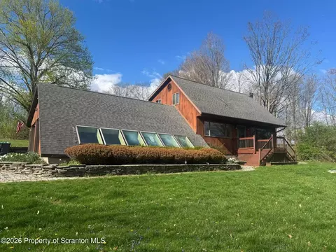 13 Fieldstone Dr, Scott Twp, PA 18411