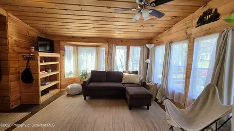 Wi5402 Wildlife Way, Covington Twp, PA 18444