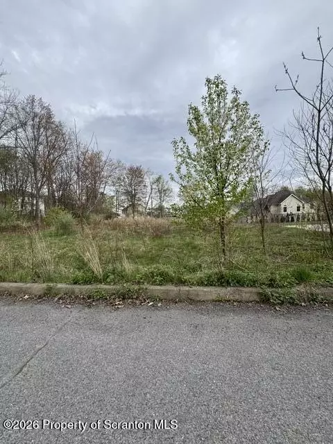 126 Chesterfield Ln, Scranton, PA 18504