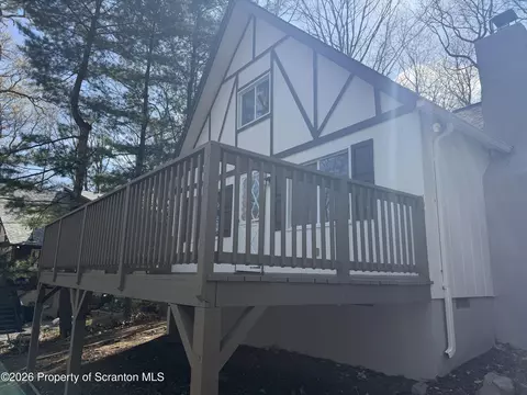 138 Sandstone Dr, Dingmans Ferry, PA 18328