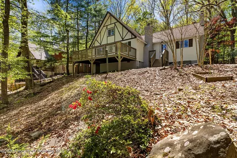 138 Sandstone Dr, Dingmans Ferry, PA 18328