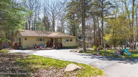 18 Primrose Ln, Gouldsboro, PA 18424