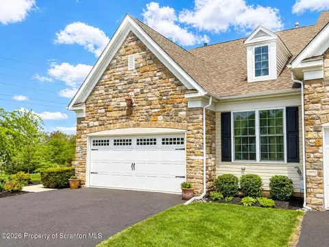 14 Komen Ct, Sellersville, PA 18960