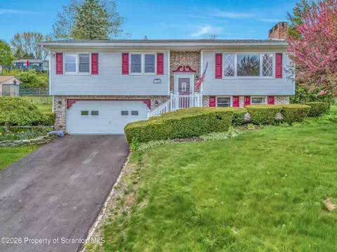 304 Carnation Dr, Clarks Summit, PA 18411