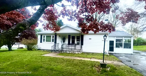 8 Oak Dr, Dallas, PA 18612