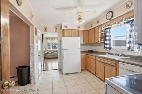Entry Way - 101 Stone St, Moosic, PA 18507 photo 2 of 4