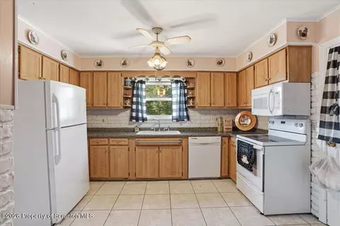 Kitchen - 101 Stone St, Moosic, PA 18507 photo 3 of 4