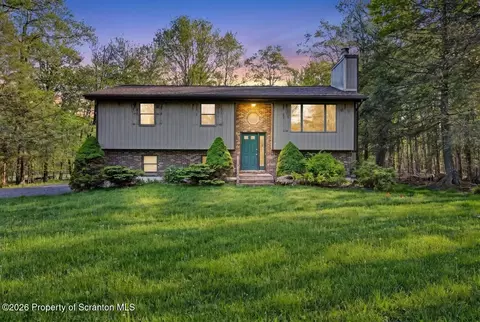11 Bass Ct, Gouldsboro, PA 18424