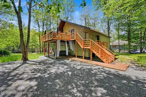 141 S Lehigh River Dr, Clifton Twp, PA 18424