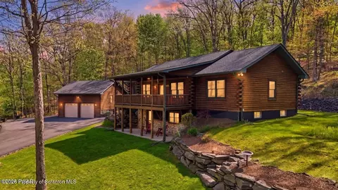 124 Water View Dr, Hawley, PA 18428