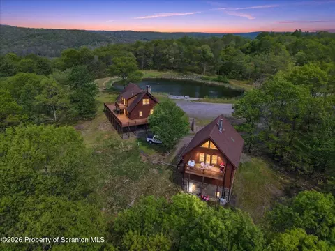 1 Green Mountain Pl, Roaring Brook Twp, PA 18444