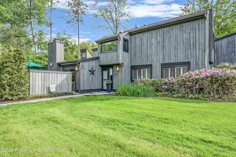 8 Oakford Gln, Clarks Summit, PA 18411