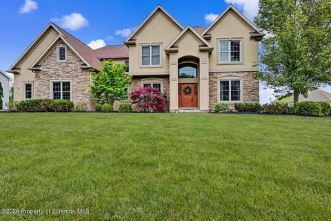 322 Canter Dr, Dallas, PA 18612