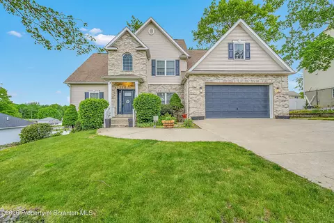 204 Red Oak Dr, Olyphant, PA 18447